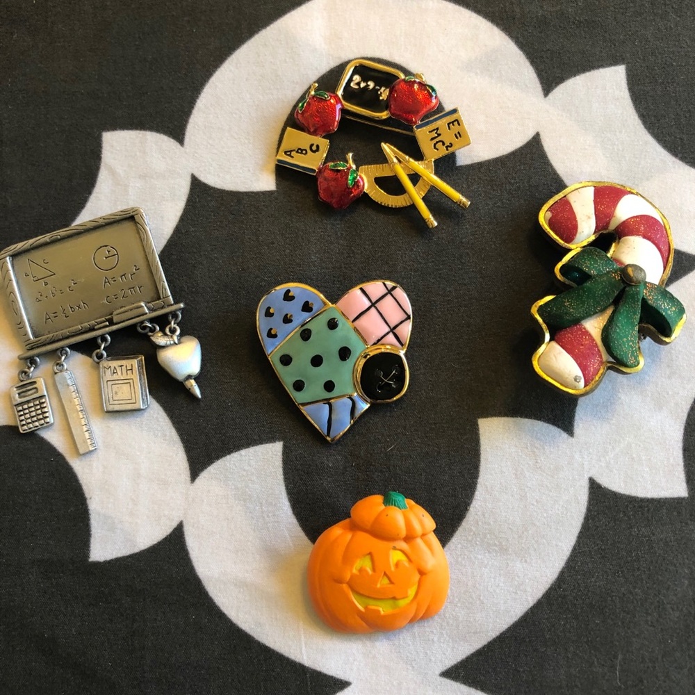 ⭐️ 5 Decorative Holiday and Teacher Broaches